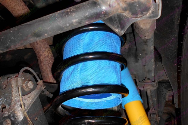 Airbag Man coil helpers fitted inside some balck heavy duty EFS coil springs