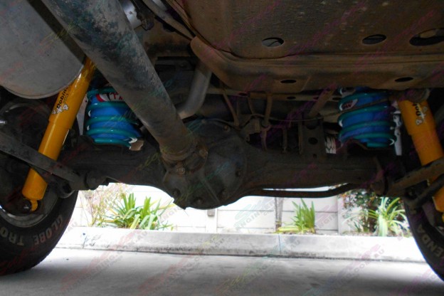 Rear end of the Toyota 105 Series fitted with two Airbag Man coil helper airbags
